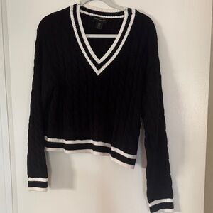 House of Harlow Black and White V-Neck Sweater So Soft!